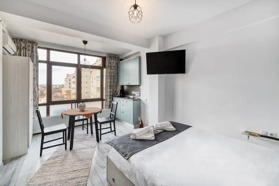 FLH - Cloud 302 Gold, Studio with AC, smart TV, free pkg, 10 min to old town